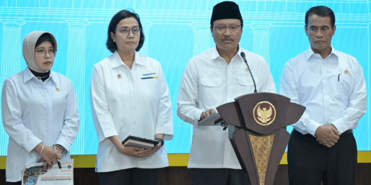 Kepala Badan Pusat Statistik (BPS) Amalia Adininggar Widyasanti, Menteri Sosial Saifullah Yusuf, Menteri Keuangan Sri Mulyani, dan Menteri Pertanian Andi Amran Sulaiman menyampaikan keterangan pers di Istana Merdeka, Jakarta, Senin (02/06/2025).(Presidenri)