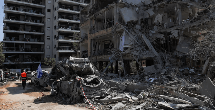 Kondisi bangunan yang rusak akibat serangan rudal dari Iran ke Israel, di Ramat Gan, Israel, 14 Juni 2025.(Reuters)