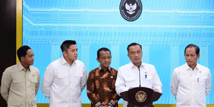 Mensesneg Prasetyo Hadi memberi keterangan pers bersaa Menteri ESDM Bahlil Lahadalia, Menteri Kehutanan Raja Juli Antoni, Menteri Lingkungan Hidup Hanif Faisol Nurofiq, dan Setkab Teddy Indra Wijaya di Kompleks Istana Kepresidenan Jakarta, Selasa (10/06/2025).(Presidenri)