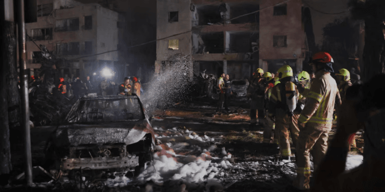 Petugas bekerja keras setelah rudal diluncurkan dari Iran ke Israel, di Haifa, Israel, 15 Juni 2025.(Reuters)