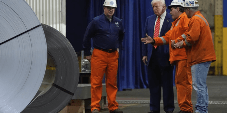 Presiden Donald Trump berbicara kepada para pekerja saat tur di pabrik Mon Valley Works-Irvin milik U.S. Steel Corporation, di West Mifflin, Pennsylvania, Jumat pekan lalu (30/05/2025).(APNews)