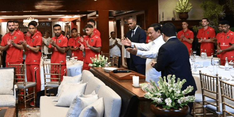 Presiden Prabowo Sambut Timnas Indonesia di kediaman pribadinya di Jalan Kertanegara, Jakarta, Jumat siang (06/06/2025).(Presidenri)