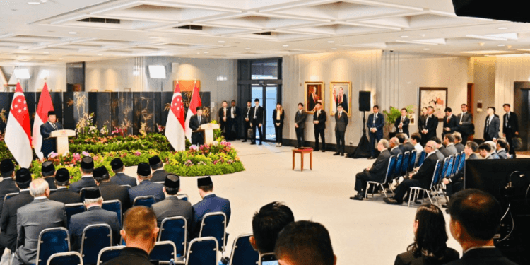 Presiden Prabowo Subianto dan PM Singapura Lawrence Wong menggelar konferensi di Parliament House, Singapura, Senin (16/06/2025).(Presidenri)