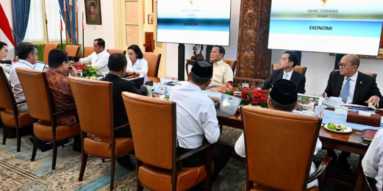 Presiden Prabowo Subianto memimpin rapat terbatas bersama sejumlah Menteri di Istana Merdeka, Jakarta, Senin (02/06/2025).(Presidenri)