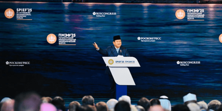 Presiden Prabowo Subianto menyampaikan pidato pada sesi pleno SPIEF 2025 di ExpoForum Convention and Exhibition Centre, St. Petersburg, Rusia, Jumat (20/06/2025).(Presidenri)
