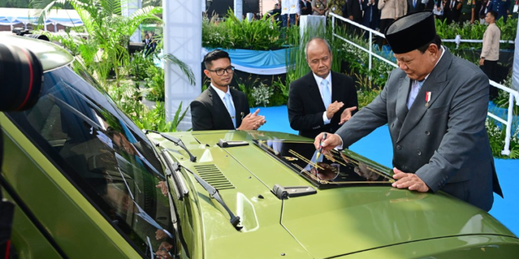Presiden Prabowo Subianto meresmikan peluncuran kendaraan listrik taktis terbaru produksi PT Pindad, bernama MV3-EV “PANDU”, Rabu (11/06/2025).(Presidenri)