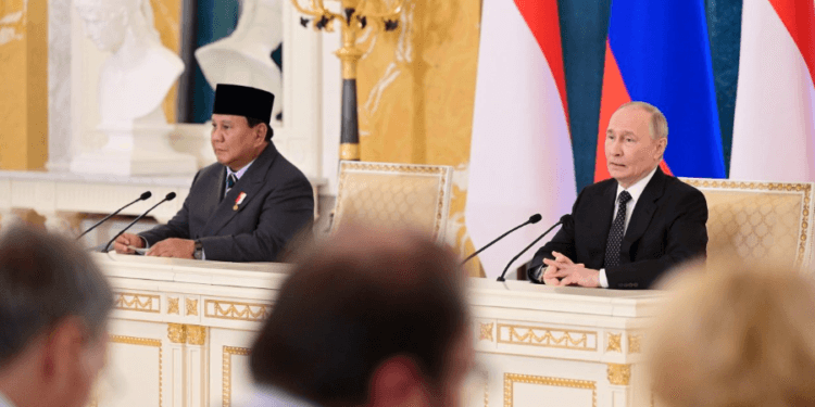 Presiden Vladimir Putin menyampaikan keterangan pers bersama Presiden Prabowo Subianto usai pertemuan bilateral di Istana Konstantinovsky, St. Petersburg, Kamis (19/06/2025).(Presidenri)