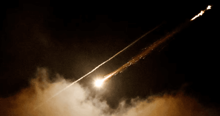 Sebuah rudal yang diluncurkan dari Iran menuju Israel terlihat dari Ramallah, Tepi Barat yang diduduki Israel, 16 Juni 2025.(Reuters)