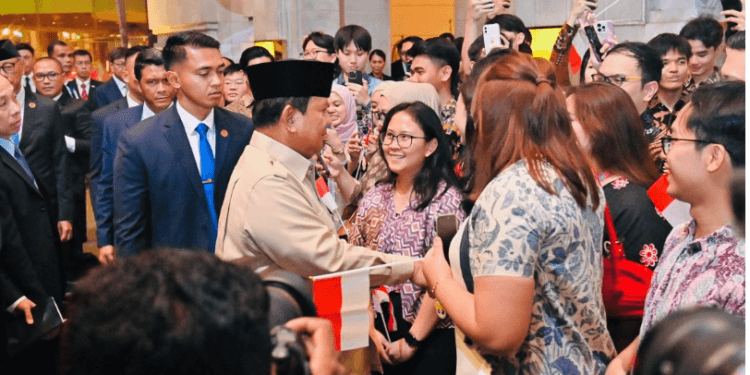 Sejumlah diaspora Indonesia menyambut kedatangan Presiden Prabowo Subianto di hotel bermalam di Singapura, pada Minggu malam, 15 Juni 2025.(Presidenri)