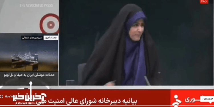 Seorang presenter sebuah stasiun TV Iran dikejutkan dengan ledakan saat sedang siaran langsung, Senin (16/06/2025).(APNews)