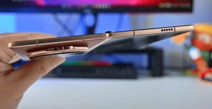 The Honor Magic V5 is slim and light.(GSM)