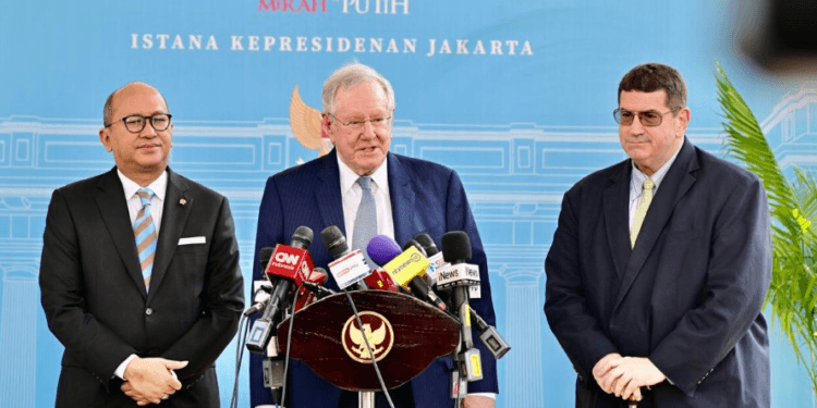 Chairman dan Editor-in-Chief Forbes Media, Steve Forbes, memberikan keteranganya setelah bertemu Presiden Prabowo Subianto di Istana Merdeka, Jakarta, Rabu (23/07/2025).(Presidenri)