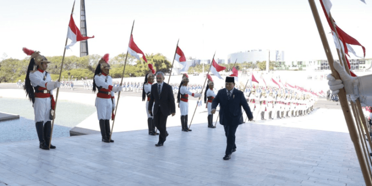 Presiden RI Prabowo Subianto disambut hangat dalam Upacara Kenegaraan di Istana Planalto, Brasil, Rabu (09/07/2025).(Presidenri)