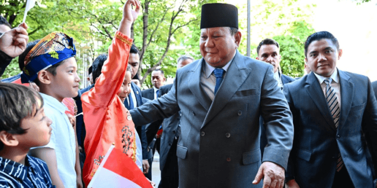 Presiden RI Prabowo Subianto, tiba di Paris pada Minggu malam, 13 Juli 2025, dalam rangka memenuhi undangan sebagai tamu kehormatan pada Bastille Day.(Presidenri)