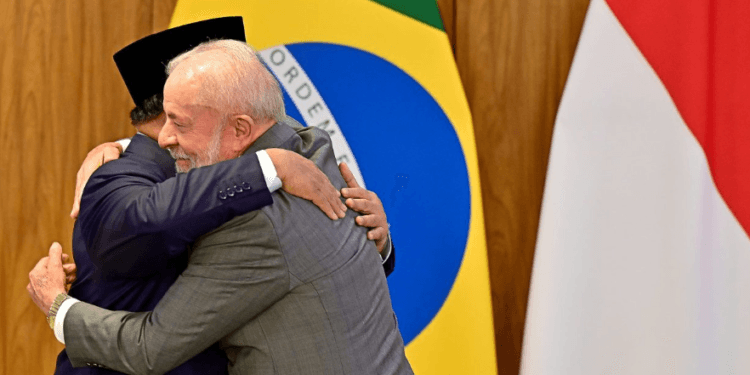 Presiden Prabowo Subianto dalam pernyataan pers bersama Presiden Brasil Luiz Inácio Lula da Silva di Istana Planalto, Brasil, Rabu (09/07/2025).(Presidenri)