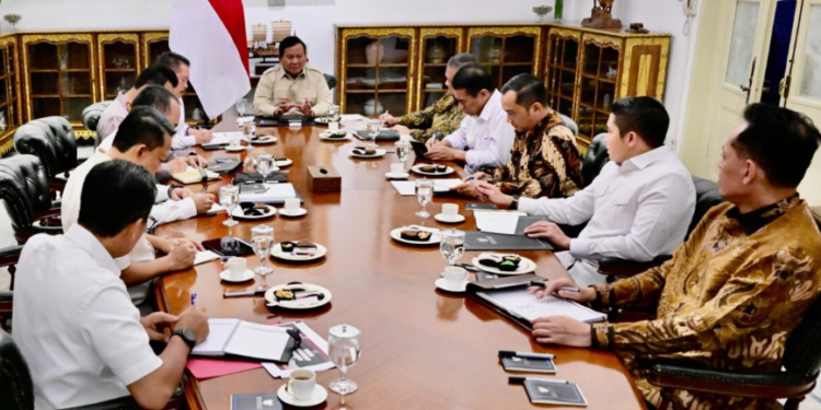 Presiden Prabowo Subianto memimpin rapat terbatas bersama sejumlah Menteri Kabinet Merah Putih di Istana Merdeka, Jakarta, Rabu (30/07/2025).(Presidenri)