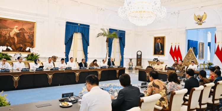 Presiden Prabowo Subianto memimpin rapat terbatas yang membahas perkembangan Kawasan Ekonomi Khusus (KEK) bersama sejumlah Menteri Kabinet Merah Putih di Istana Merdeka, Jakarta, Selasa (22/07/2025).(Presidenri)