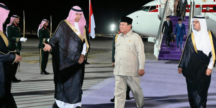 Presiden Prabowo Subianto mendarat di Royal Terminal, Bandar Udara Internasional King Abdulaziz, Jeddah, Arab Saudi, Selasa (01/07/2025).(Presidenri)
