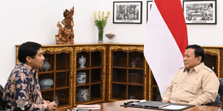 Presiden Prabowo Subianto menerima laporan Menteri PKP Maruarar Sirait, di Istana Kepresidenan Jakarta, Rabu (30/07/2025).(Presidenri)