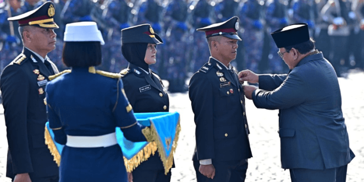 Presiden Prabowo Subianto menganugerahkan Tanda Kehormatan kepada jajaran Polri dalam Upacara Peringatan ke-79 Hari Bhayangkara yang digelar di Monas, Jakarta, Selasa (01/07/2025.(Presidenri)