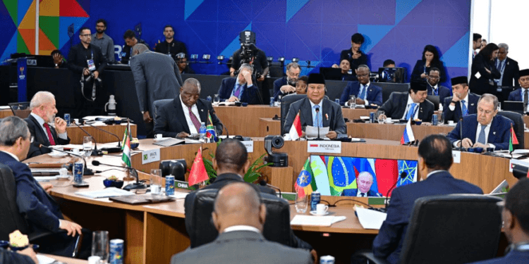 Presiden Prabowo Subianto menghadiri sesi pleno KTT BRICS 2025 di Museum of Modern Art (MAM), Rio de Janeiro, Brasil, Minggu (06/07/2025).(Presidenri)