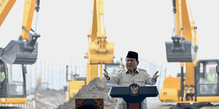 Presiden Prabowo Subianto meresmikan groundbreaking ekosistem industri baterai kendaraan listrik di Artha Industrial Hills (AIH), Karawang, Jawa Barat, Minggu (29/06/2025).(Presidenri)