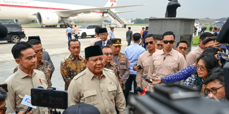 Presiden Prabowo Subianto memberikan keterangan kepada awak media di Pangkalan TNI AU Halim Perdanakusuma, Jakarta, Rabu (16/07/2025).(Presidenri)