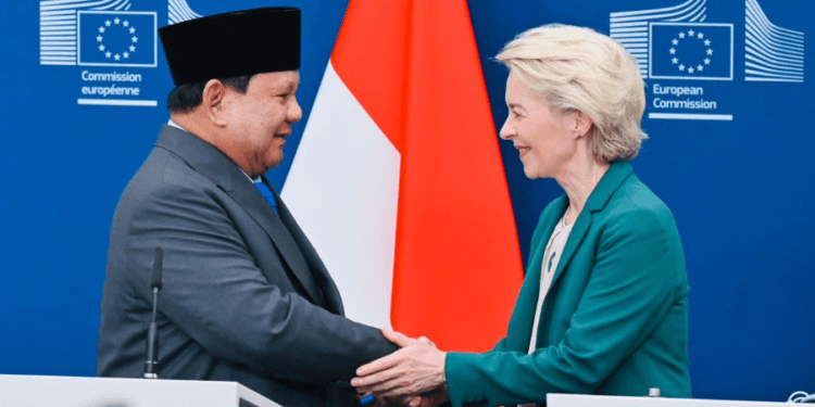 Presiden RI Prabowo Subianto dan Presiden Komisi Eropa Ursula von der Leyen saat konferensi pers bersama di kantor pusat Uni Eropa, Berlaymont Building, Brussel, Belgia, Minggu (13/07/2025).(Presidenri)