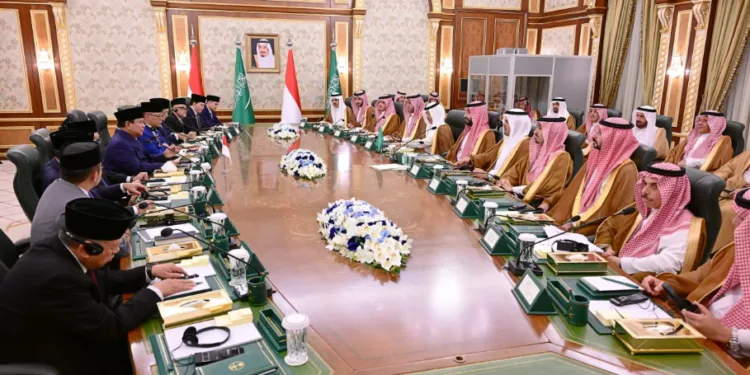 Presiden RI Prabowo Subianto melakukan pertemuan bilateral dengan Putra Mahkota sekaligus Perdana Menteri Kerajaan Arab Saudi, Pangeran Mohammed bin Salman bin Abdulaziz Al Saud (MBS), di Istana Al-Salam, Jeddah, Rabu (02/07/2025).(Presidenri)