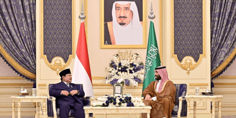 Presiden RI Prabowo Subianto melakukan pertemuan bilateral dengan Putra Mahkota sekaligus Perdana Menteri Kerajaan Arab Saudi, Pangeran Mohammed bin Salman bin Abdulaziz Al Saud (MBS), di Istana Al-Salam, Jeddah, Rabu (02/07/2025).(Presidenri)