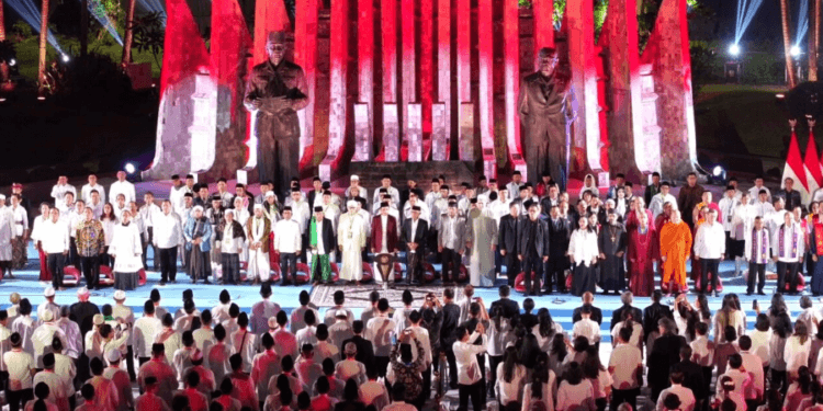 Doa kebangsaan lintas agama yang digelar di Tugu Proklamasi, Jakarta, Jumat (01/08/2025).(Presidenri)