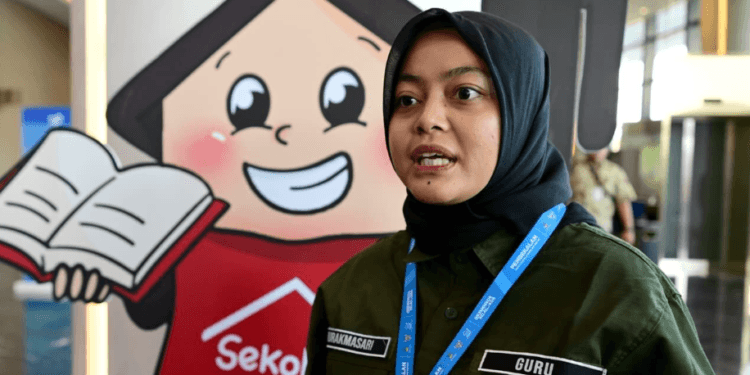 Nurakmasari, guru dari SRMA 26 Makassar, Sulawesi Selatan.(Presidenri)