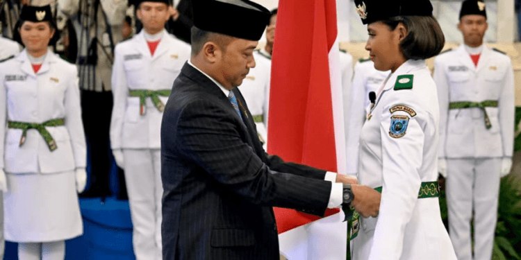 Para pelajar dikukuhkan menjadi anggota Pasukan Pengibar Bendera Pusaka (Paskibraka) Nasional tahun 2025 di Istana Negara, Jakarta, Sabtu (16/08/2025).(Presidenri)