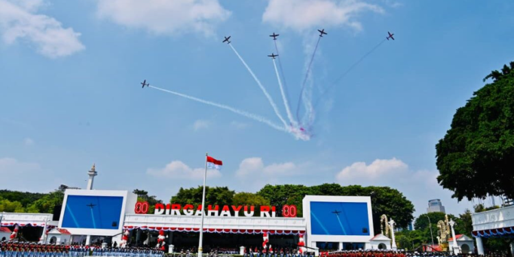 Penampilan demo udara spektakuler dalam rangkaian Upacara Detik-Detik Proklamasi Ke-80 Kemerdekaan Republik Indonesia di Istana Merdeka, Jakarta, Minggu (17/08/2025).(Presidenri)