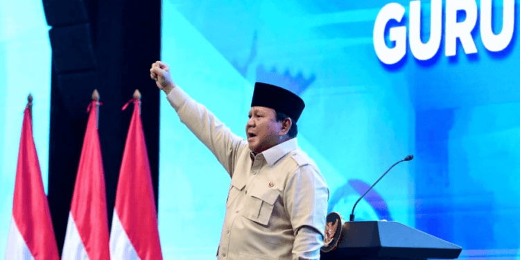 Presiden Prabowo Subianto dengan penuh semangat memberikan pengarahan kepada ribuan guru dan Kepala Sekolah Rakyat di JIExpo, Jumat (22/08/2025) pekan lalu.(Presidenri)