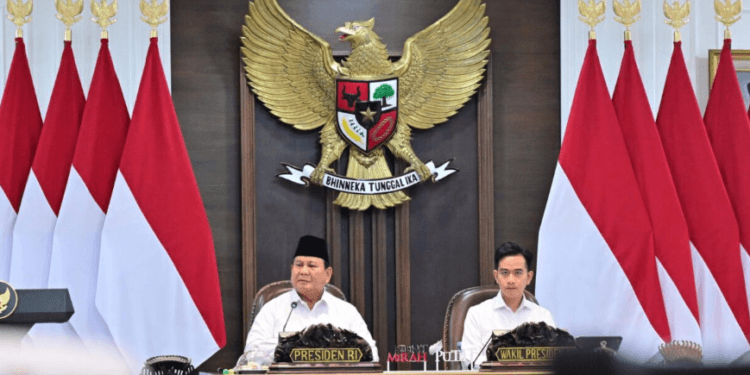 Presiden Prabowo Subianto didampingi Wakil Presiden Gibran Rakabuming, memimpin Sidang Kabinet Paripurna ke-8 pemerintahan Kabinet Merah Putih di Ruang Sidang Kabinet, Istana Kepresidenan Jakarta, Rabu (06/04/2025).(Presidenri)