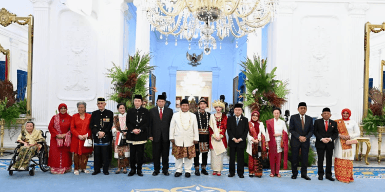 Presiden Prabowo Subianto foto bersama Presiden dan Wakil Presiden terdahulu di ruang kredensial, Istana Merdeka, Jakarta, Minggu (17/08/2025).(Presidenri)
