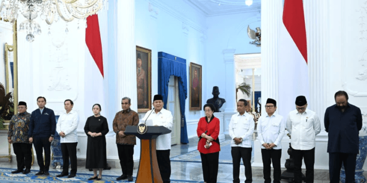 Presiden Prabowo Subianto memberikan keterangannya bersama pimpinan lembaga negara dan ketua umum partai politik di Istana Merdeka, Jakarta, Minggu (31/08/2025).(Presidenri)