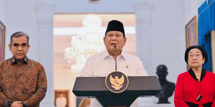 Presiden Prabowo Subianto memberikan keterangannya bersama pimpinan lembaga negara dan ketua umum partai politik di Istana Merdeka, Jakarta, Minggu (31/08/2025).(Presidenri)