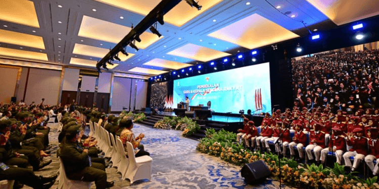 Presiden Prabowo Subianto memberikan pengarahan kepada ribuan guru dan Kepala Sekolah Rakyat di Jakarta International Expo (JIExpo), Jumat (22/08/2025).(Presidenri)