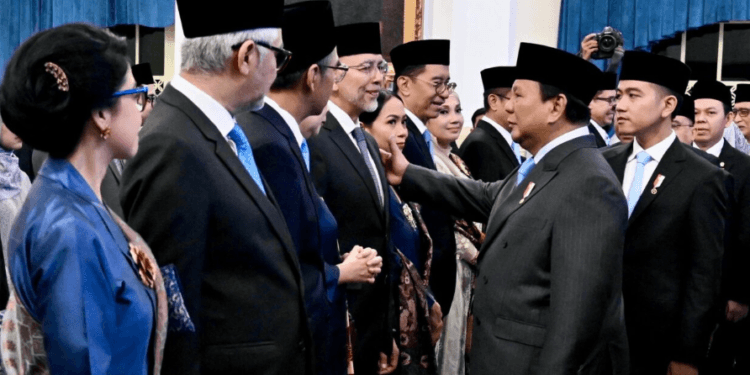 Presiden Prabowo Subianto memberikan ucapan selamat kepada 8 Duta Besar Luar Biasa dan Berkuasa Penuh (Dubes LBBP) RI usai pelantikan di Istana Negara, Jakarta, Senin (25/08/2025).(Presidenri)