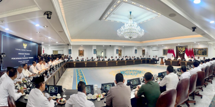 Presiden Prabowo Subianto memimpin Sidang Kabinet Paripurna ke-8 pemerintahan Kabinet Merah Putih di Ruang Sidang Kabinet, Istana Kepresidenan Jakarta, Rabu (06/04/2025).(Presidenri)