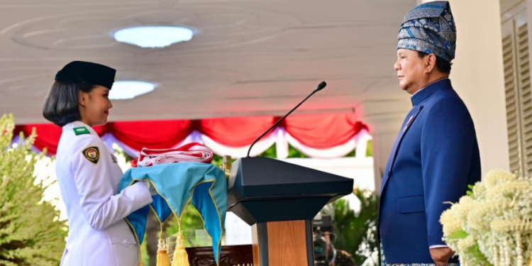 Presiden Prabowo Subianto memimpin Upacara Penurunan Bendera di halaman Istana Merdeka, Jakarta, Minggu (17/08/2025).(Presidenri)