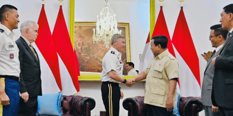 Presiden Prabowo Subianto menerima kunjungan Komandan Komando Operasi Khusus AS, Jenderal Bryan Fenton di Istana Merdeka, Jakarta, Senin (04/08/2025).(Presidenri)