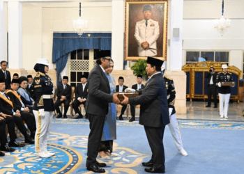 Hoegeng dan Ben Mboi: Jejak Abadi Pengabdian yang Dihormati Negara