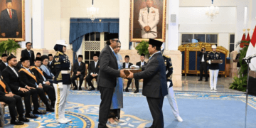 Hoegeng dan Ben Mboi: Jejak Abadi Pengabdian yang Dihormati Negara