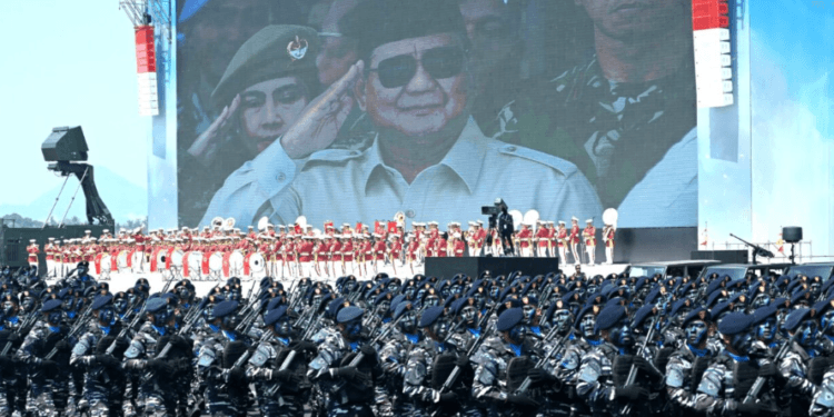 Presiden Prabowo Subianto menyaksikan langsung defile di Komplek Pusdiklat Kopassus, Bandung Barat, Jawa Barat, Minggu (10/08/2025).(Presidenri)