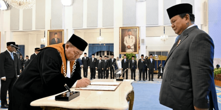 Presiden Prabowo Subianto menyaksikan penandatanganan berita acara pengucapan sumpah Suharto sebagai Wakil Ketua Mahkamah Agung (MA) Bidang Yudisial di Istana Negara, Jakarta, Senin (25/08/2025).(Presidenri)