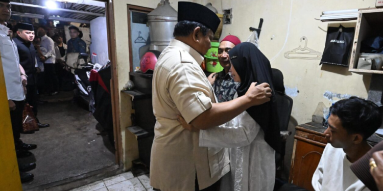 Presiden Prabowo Subianto menyampaikan belasungkawa secara langsung kepada keluarga almarhum Affan Kurniawan, pengemudi ojek online (ojol) yang wafat dalam insiden yang terjadi pada demonstrasi Kamis malam (28/08/2025).(Presidenri)