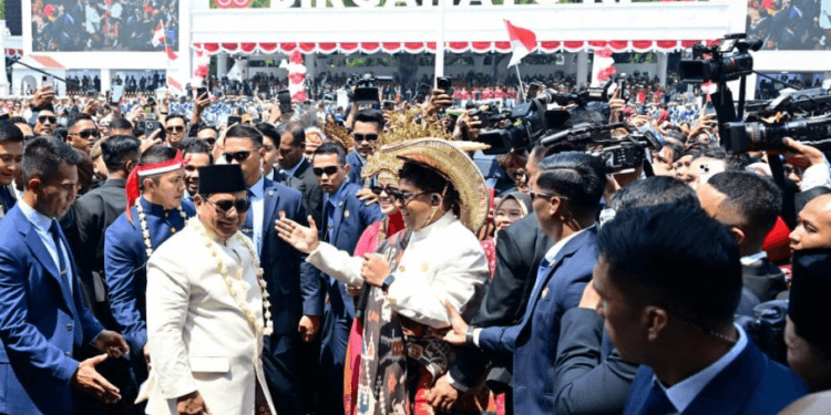 Presiden Prabowo menikmati lagu “Tabola Bale” pada Upacara Peringatan Detik-detik Proklamasi Kemerdekaan Republik Indonesia di Istana Merdeka, Jakarta, Minggu (17/08/2025).(Presidenri)